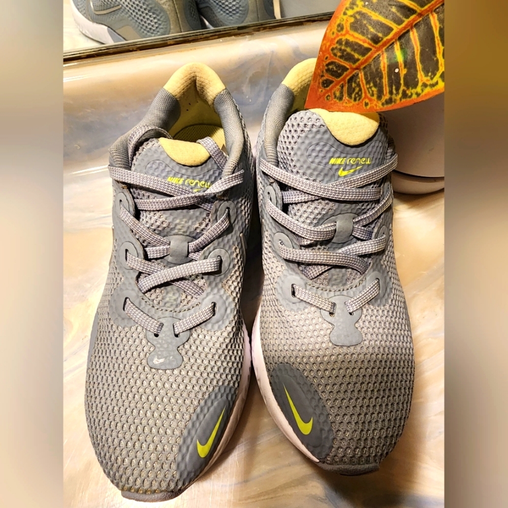 Womens size 6 nike running renew shoes